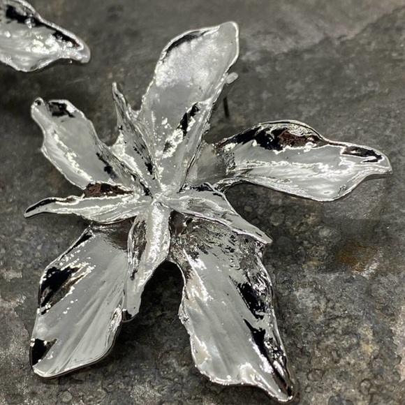 Anthropologie Silver Flower Earrings - Picture 4 of 13